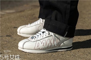 運(yùn)動(dòng)鞋腳面緊怎么處理？千萬(wàn)不要勉強(qiáng)穿