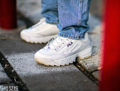 運(yùn)動(dòng)鞋里面磨破怎么辦？找有經(jīng)驗(yàn)的鞋匠修補(bǔ)