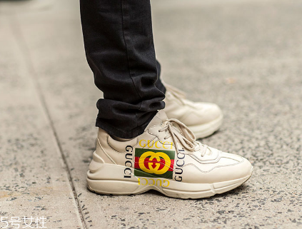 運(yùn)動(dòng)鞋里面磨破怎么辦？找有經(jīng)驗(yàn)的鞋匠修補(bǔ)