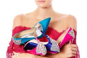 badgley mischka鞋子偏大嗎？時(shí)尚與奢華并存的紅毯戰(zhàn)靴