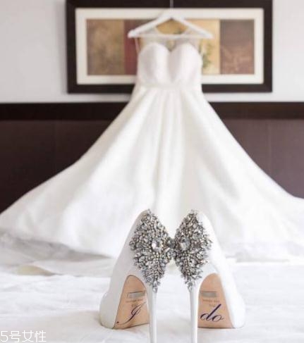 badgley mischka鞋子偏大嗎？時(shí)尚與奢華并存的紅毯戰(zhàn)靴