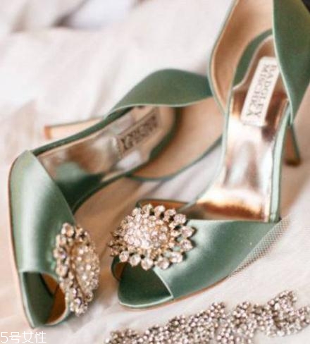 badgley mischka鞋子偏大嗎？時(shí)尚與奢華并存的紅毯戰(zhàn)靴