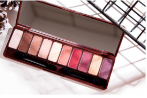 愛(ài)麗小屋十色眼影盤哪個(gè)好看？酒紅色非常好看