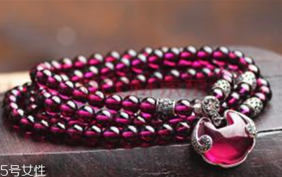 石榴石手鏈可以戴著洗澡嗎？會影響其壽命