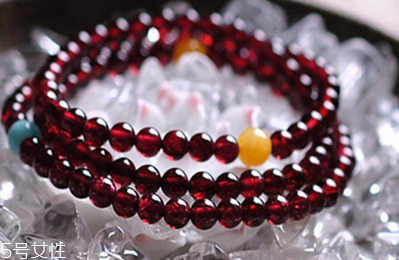 石榴石手鏈帶左手還是右手？