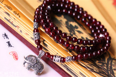 石榴石手鏈帶左手還是右手？