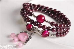 石榴石手鏈帶左手還是右手？