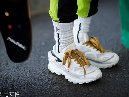 運(yùn)動鞋洗完發(fā)臭怎么辦？鞋子洗完一定要曬干