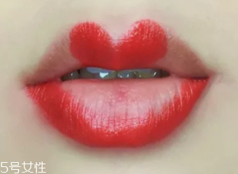 絲絨口紅和啞光哪個(gè)好？正式場(chǎng)合用啞光