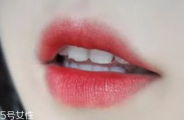 絲絨口紅和啞光哪個(gè)好？正式場(chǎng)合用啞光