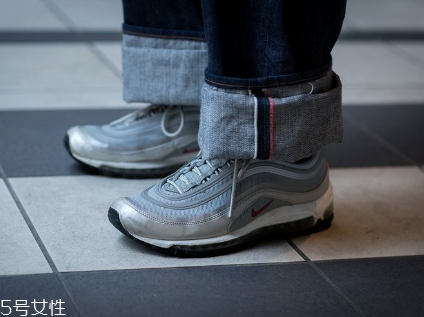 運動鞋沾土如何清理？泥土漬清理要仔細