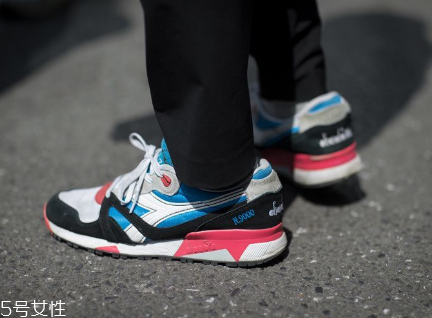 運動鞋沾土如何清理？泥土漬清理要仔細