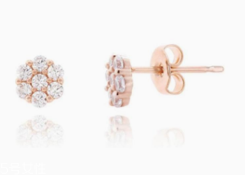 什么材質(zhì)的耳釘不過敏？純銀耳釘解決耳朵腫痛