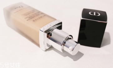 dior迪奧和香奈兒粉底液哪個好？