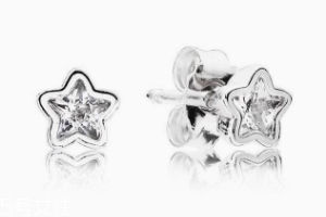 什么材質(zhì)的耳釘不過敏？純銀耳釘解決耳朵腫痛