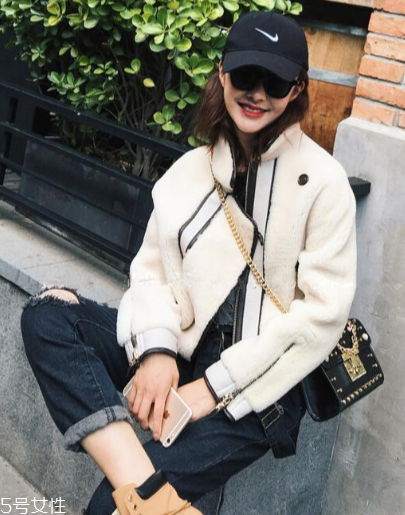 羊羔絨外套配什么鞋子？三款搭配出街不用愁