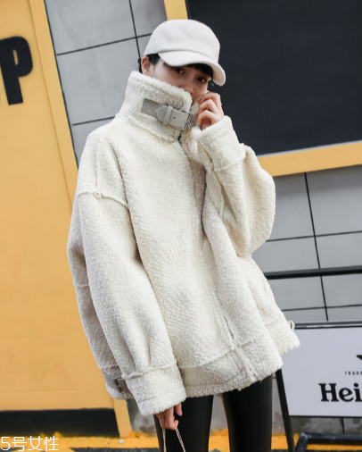 羊羔絨外套配什么鞋子？三款搭配出街不用愁