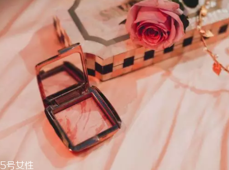 春天適合什么顏色口紅？首選活力西柚色