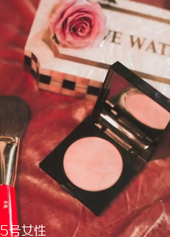 春天適合什么顏色口紅？首選活力西柚色