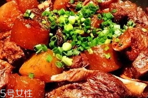 紅燒排骨可以放啤酒嗎 放啤酒去腥 紅燒排骨可以放啤酒嗎 放啤酒去腥