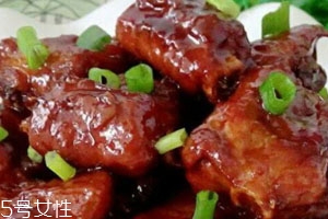 紅燒排骨可以用紅糖嗎 根據(jù)個人口味 紅燒排骨可以用紅糖嗎 根據(jù)個人口味