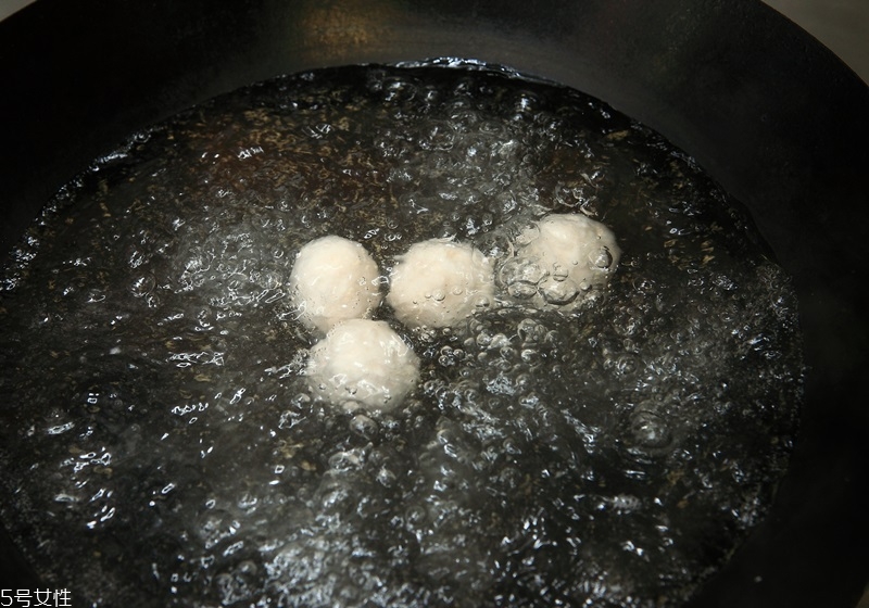 煮湯圓是冷水下鍋還是熱水下鍋好 煮湯圓是冷水下鍋還是熱水下鍋好