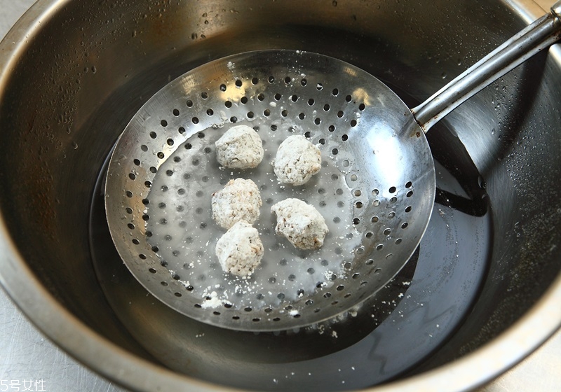 煮湯圓是冷水下鍋還是熱水下鍋好 煮湯圓是冷水下鍋還是熱水下鍋好