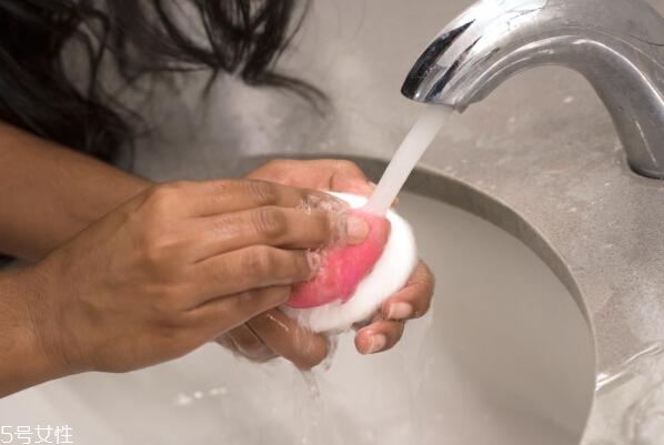 美妝蛋用什么洗最干凈 美妝蛋的正確使用方法 美妝蛋用什么洗最干凈 美妝蛋的正確使用方法