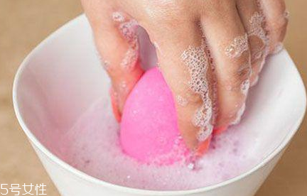 美妝蛋一個(gè)可以用多久 美妝蛋這樣清洗最干凈 美妝蛋一個(gè)可以用多久 美妝蛋這樣清洗最干凈