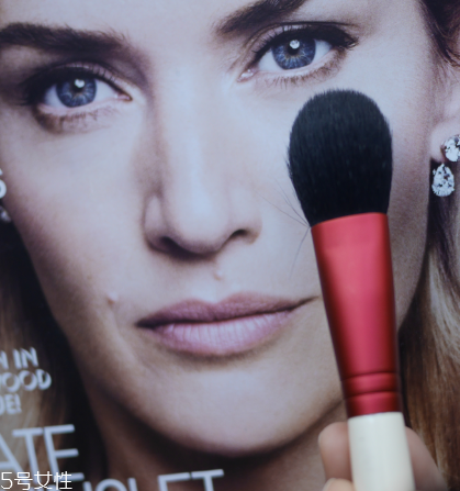 散粉刷什么毛的材質好 散粉刷這樣蘸取散粉 散粉刷什么毛的材質好 散粉刷這樣蘸取散粉