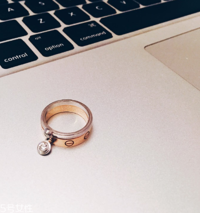 卡地亞戒指可以碰水嗎？正常碰水沒(méi)有關(guān)系