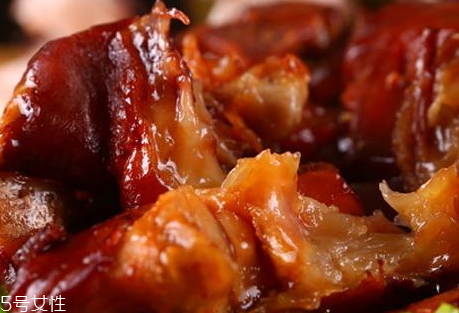 醬肘子用前肘還是后肘 前肘肥而不膩 醬肘子用前肘還是后肘 前肘肥而不膩