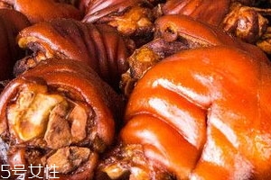 醬肘子用前肘還是后肘 前肘肥而不膩 醬肘子用前肘還是后肘 前肘肥而不膩