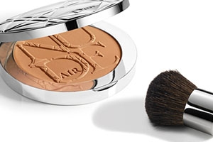 dior迪奧和阿瑪尼粉餅?zāi)膫€(gè)好？