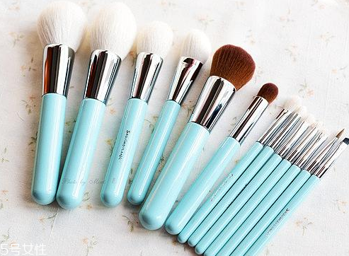 散粉刷什么毛的材質好 散粉刷這樣蘸取散粉 散粉刷什么毛的材質好 散粉刷這樣蘸取散粉