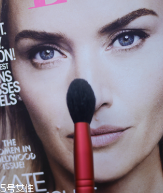 散粉刷什么毛的材質好 散粉刷這樣蘸取散粉 散粉刷什么毛的材質好 散粉刷這樣蘸取散粉