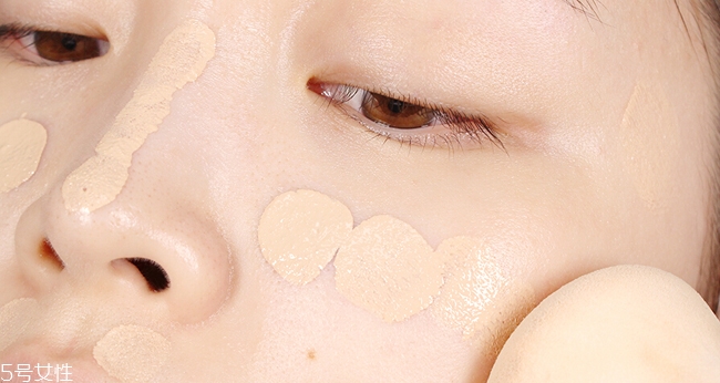 怎么涂抹粉底 這樣上妝不易浮粉 怎么涂抹粉底 這樣上妝不易浮粉