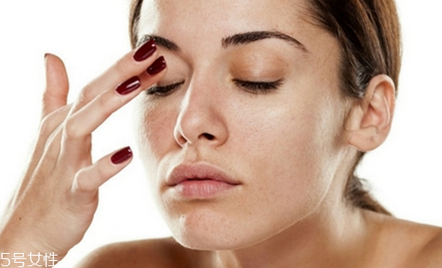 怎么涂抹粉底 這樣上妝不易浮粉 怎么涂抹粉底 這樣上妝不易浮粉