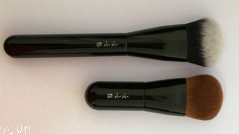 散粉刷什么毛的材質好 散粉刷這樣蘸取散粉 散粉刷什么毛的材質好 散粉刷這樣蘸取散粉