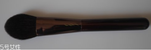 散粉刷什么毛的材質好 散粉刷這樣蘸取散粉 散粉刷什么毛的材質好 散粉刷這樣蘸取散粉