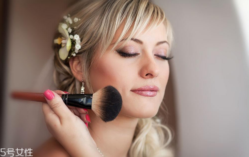 夏天出汗用什么化妝品 適合夏天用的化妝品 夏天出汗用什么化妝品 適合夏天用的化妝品