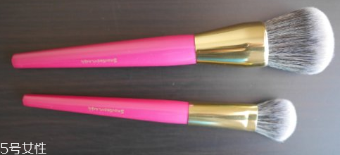 散粉刷什么毛的材質好 散粉刷這樣蘸取散粉 散粉刷什么毛的材質好 散粉刷這樣蘸取散粉