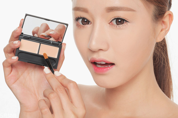 使用遮瑕膏有哪些誤區(qū) 遮瑕膏選購(gòu)小技巧 使用遮瑕膏有哪些誤區(qū) 遮瑕膏選購(gòu)小技巧