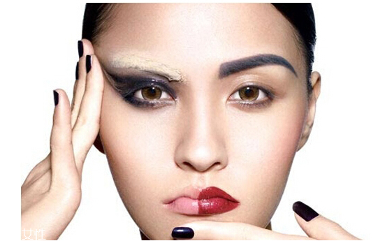 怎么涂抹粉底 這樣上妝不易浮粉 怎么涂抹粉底 這樣上妝不易浮粉