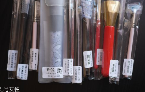 散粉刷什么毛的材質好 散粉刷這樣蘸取散粉 散粉刷什么毛的材質好 散粉刷這樣蘸取散粉