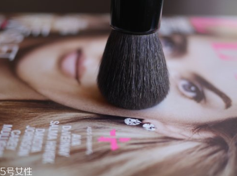 散粉刷什么毛的材質好 散粉刷這樣蘸取散粉 散粉刷什么毛的材質好 散粉刷這樣蘸取散粉