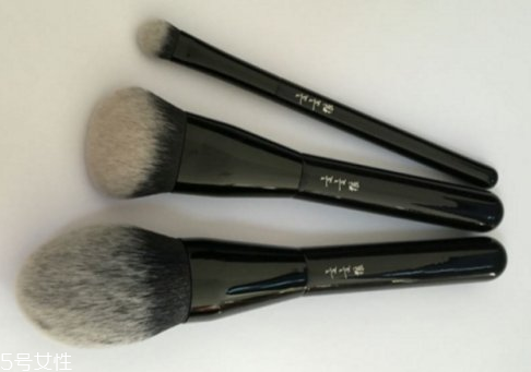 散粉刷什么毛的材質好 散粉刷這樣蘸取散粉 散粉刷什么毛的材質好 散粉刷這樣蘸取散粉