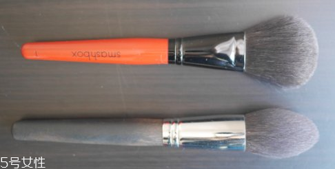 散粉刷什么毛的材質好 散粉刷這樣蘸取散粉 散粉刷什么毛的材質好 散粉刷這樣蘸取散粉