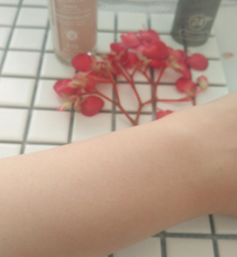 露華濃粉底液遮瑕效果好嗎？效果一般