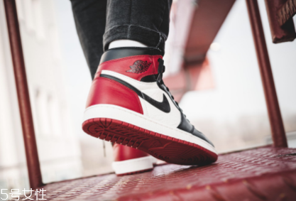 運(yùn)動(dòng)鞋白邊變黑怎么辦？這樣清洗煥然一新